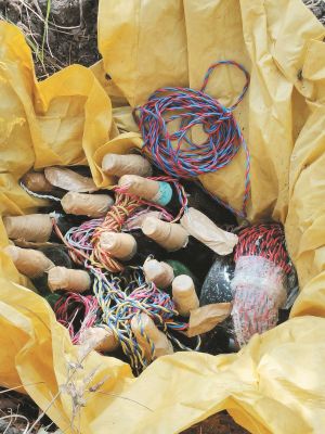 16 बीयर बॉटल व 5 किलो का प्रेशर कुकर बम बरामद