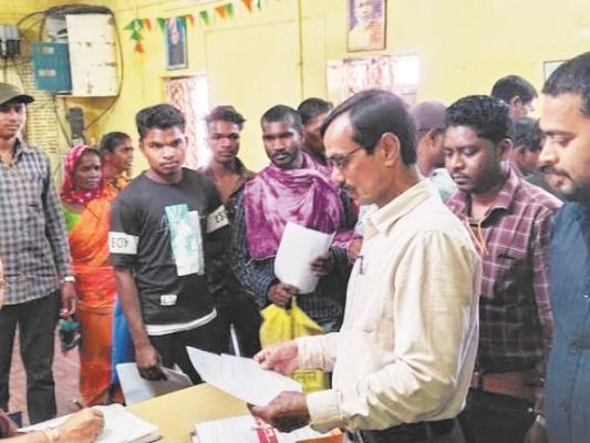 लवन सहकारी बैंक में समय पर राशि न मिलने से किसान परेशान