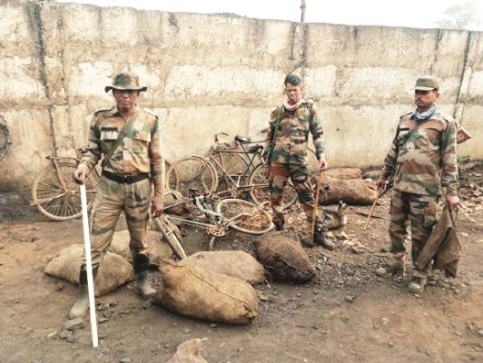 औचक निरीक्षण में गायत्री खदान के बाहर बड़ी मात्रा में कोयला बरामद