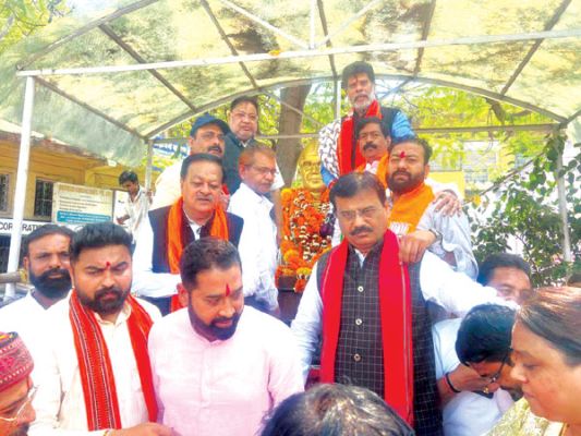 डॉ. बघेल को किया नमन