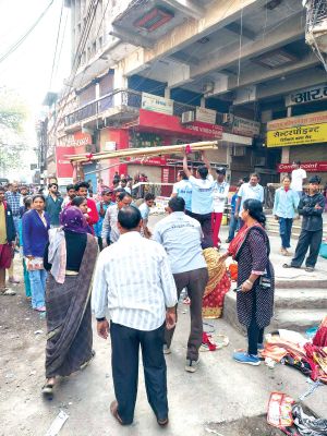  मौदहापारा सन्डे बाजार 10 बजे तक, 10 टेबल, पलंग  सामानो को जप्त