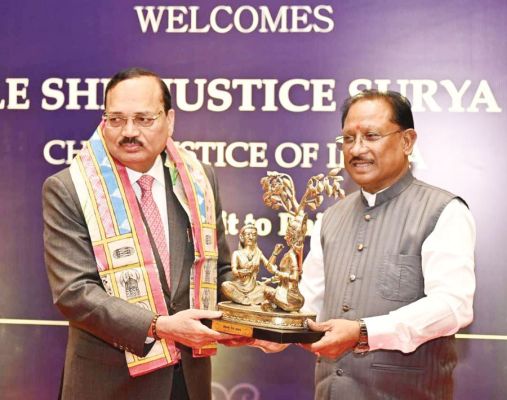 सीएम साय ने भारत के मुख्य न्यायाधीश सूर्यकांत का किया आत्मीय स्वागत