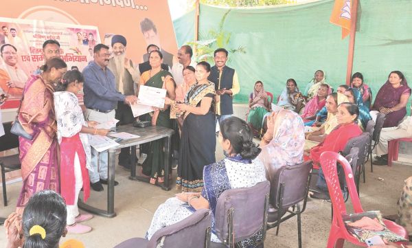 सीएम के जन्मदिन पर 85 से अधिक लाभार्थी महिलाओं का विधायक टेकाम ने किया सम्मान