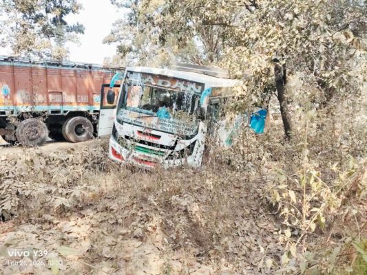 यात्री बस सडक़ से उतरी, सभी सुरक्षित