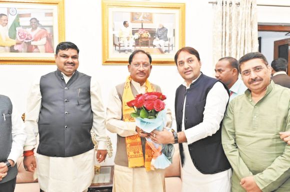 छग पर्यटन मंडल अध्यक्ष ने सीएम से की भेंट