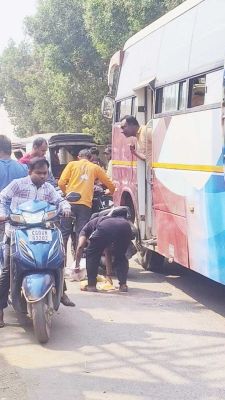 फल खरीद रहे युवक की मोपेड को बस ने मारी टक्कर