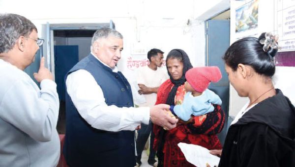 सीएम के जन्मदिन पर लखनपुर में विशेष पूजा-अर्चना, मंत्री राजेश अग्रवाल ने मरीजों को बांटे फल