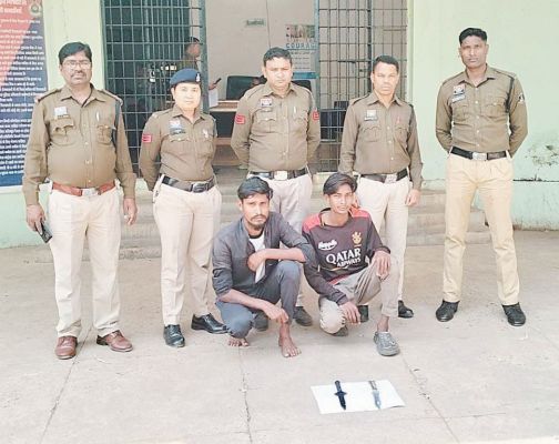 चाकू लहराते डराया, 2 गिरफ्तार