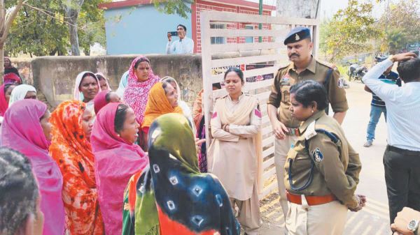 तालाब और श्मशान भूमि पर ट्रांसपोर्ट नगर बनाने का विरोध, कलेक्टोरेट पहुंचे ग्रामीण