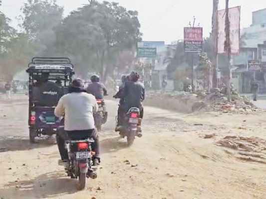 सिमगा-बलौदाबाजार मार्ग पर धूल से परेशानी