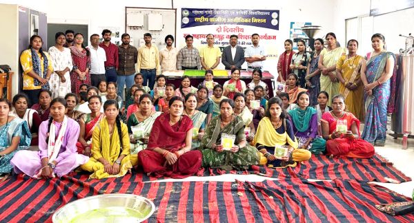 हर्बल गुलाल प्रशिक्षण से महिला स्वावलंबन को मिला नया आयाम