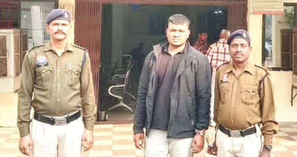 गांजा बेचने के मामले में फरार आरोपी गिरफ्तार