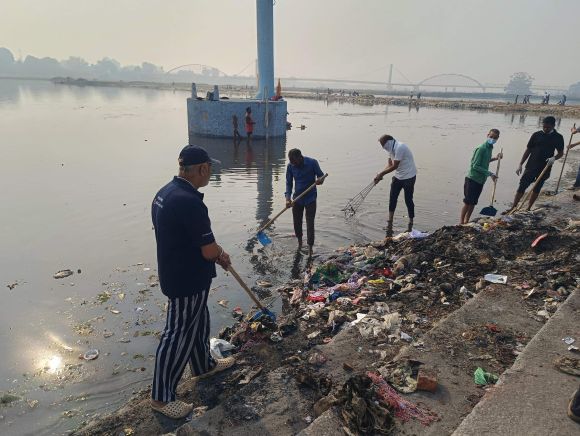 संत निरंकारी मिशन ने नेहरू घाट पर चलाया स्वच्छता अभियान