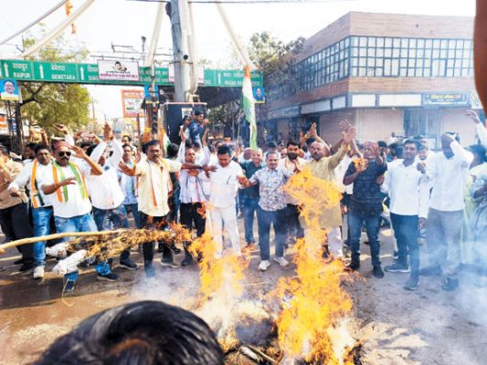 होली के दिन शराब दुकानें खुले रखने के विरोध में फूंका पुतला