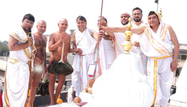 श्री मल्लिनाथ भगवान का मोक्ष कल्याणक एवं मानस्तंभ पर पंचामृत अभिषेक किया गया