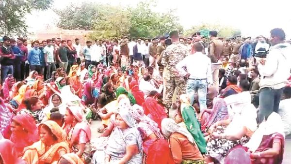 बैंक की नवीन शाखा खोलने की मांग को लेकर चक्काजाम