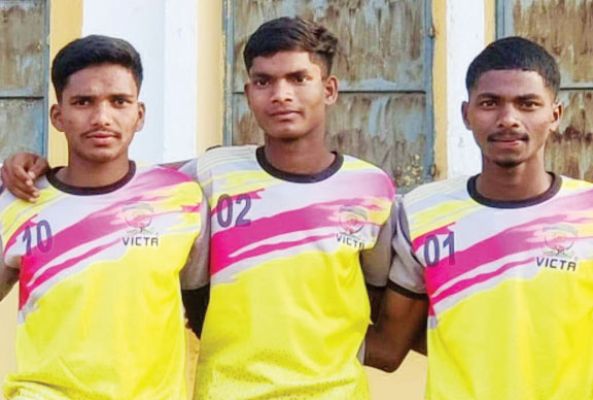 गुंडाधुर कॉलेज के छात्र लच्छू और संतु का राज्य स्तर खो खो स्पर्धा के लिए चयन