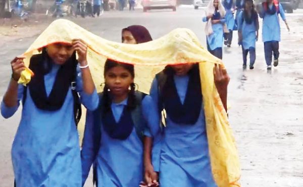 मौसम ने ली करवट, दोपहर में रिमझिम बारिश, ठंडक बढ़ी