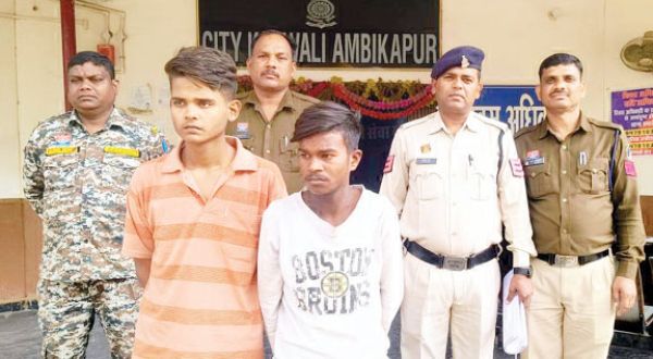 अवैध हथियार बेचने की कोशिश, नाबालिग सहित तीन आरोपी गिरफ्तार