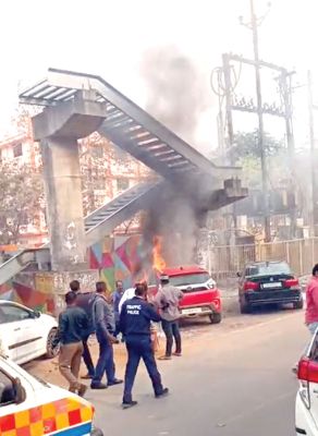 देखते ही देखते कार में आग भडक़ उठी