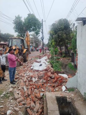 सीवर लाईन में बाधित  अवैध कब्जे हटाए