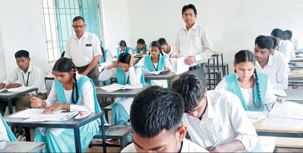 डीईओ ने नवागढ़ के परीक्षा केन्द्रों का किया निरीक्षण