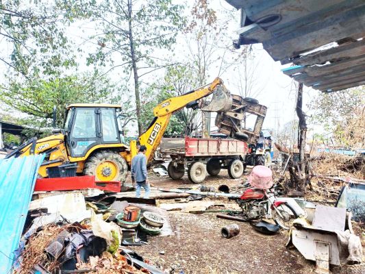 15 साल से कबाड़ी के अवैध कब्जे से 5 एकड़ जमीन मुक्त कराया