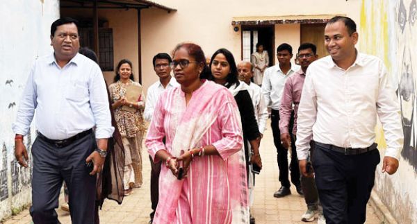 संभागायुक्त ने पीएमश्री विद्यालय का किया निरीक्षण