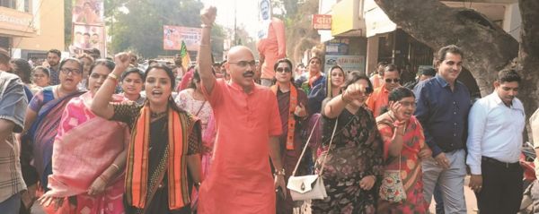 भाजपा महिला मोर्चा ने राहुल का पुतला फूंका