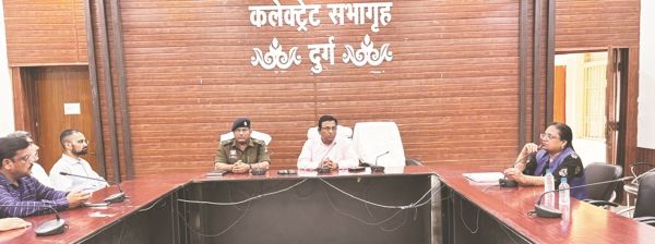 पंचायतों में अविवादित, नामांतरण, बंटवारा प्रकरण पंजीयन में प्रगति लाए- कलेक्टर