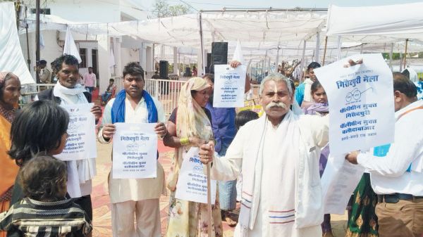 इको-फ्रैंडली कैरी बैग व दोना-पत्तल के उपयोग से प्लास्टिकमुक्त गिरौदपुरी मेला का दिया संदेश
