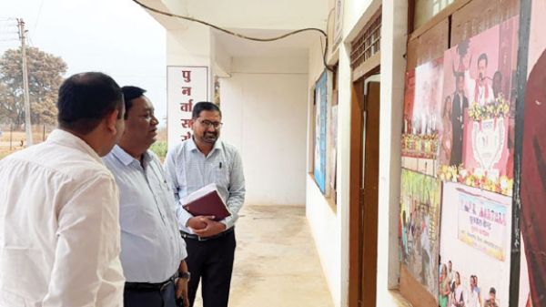 बस्तर संभागायुक्त ने पुनर्वास केंद्र का किया निरीक्षण
