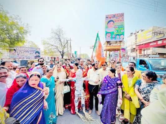 भाजपा महिला मोर्चा ने राहुल   का पुतला फूंका