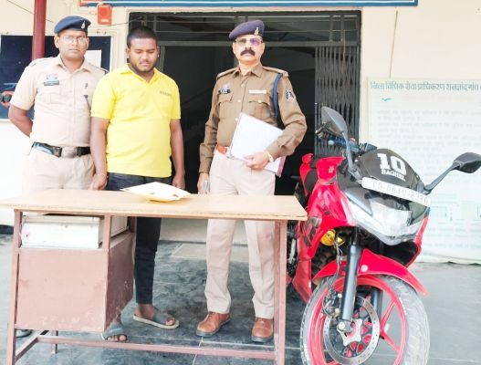 मंदिर के पास गांजा बेचने वाला पकड़ाया