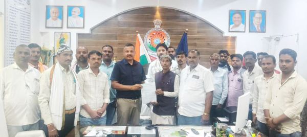 निर्माणाधीन सड़क कार्य बंद, ग्रामीणों में नाराजग़ी