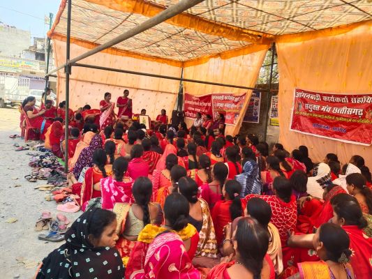 मांगों पर आंबा कार्यकर्ताओं एवं सहायिकाओं का धरना-प्रदर्शन