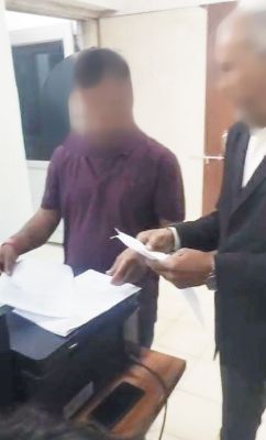 तहसील ऑफिस में वकीलों का हंगामा