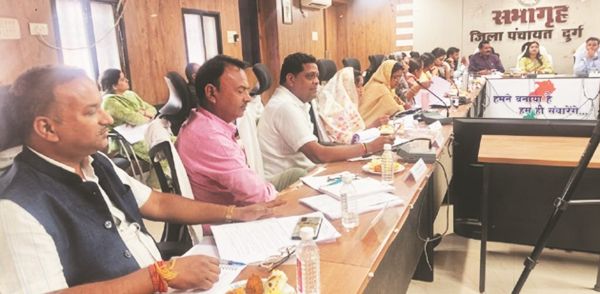 शौचालयों का भुगतान 4 साल से लंबित होने सहित कई मुद्दों पर जिपं सभापति को घेरा