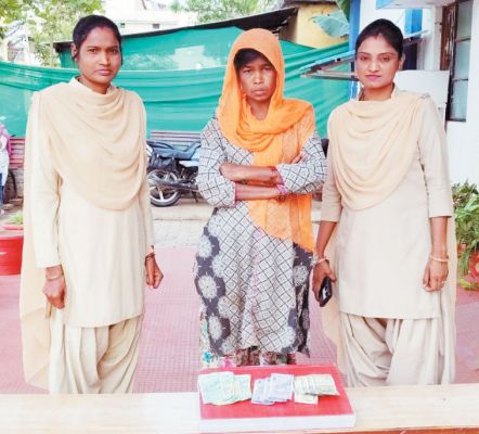 मजार से दानपेटी चोरी, महानदी किनारे तोडक़र निकाले रुपए, महिला और नाबालिग गिरफ्तार