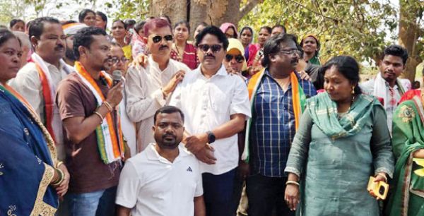 आंगनबाड़ी कार्यकर्ताओं के आंदोलन के समर्थन में उतरी कांग्रेस