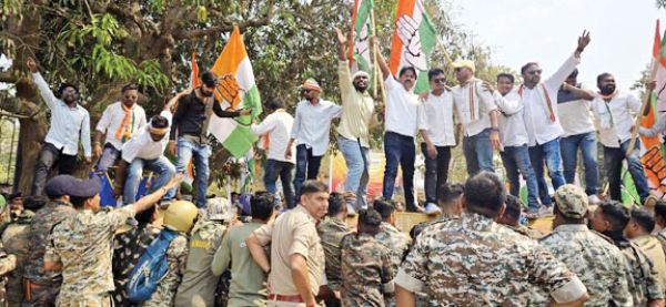 मनरेगा बचाओ संग्राम: कांग्रेसियों ने कलेक्टोरेट घेरा