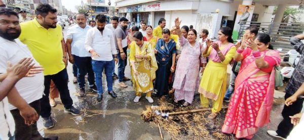 महिला कांग्रेस ने केंद्रीय मंत्री पुरी का फूंका पुतला