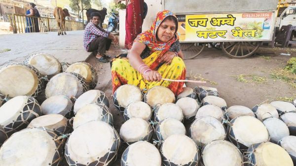 होली पर्व : रंगों का बाजार सजा, पिचकारी-मुखौटे की बिक्री शुरू