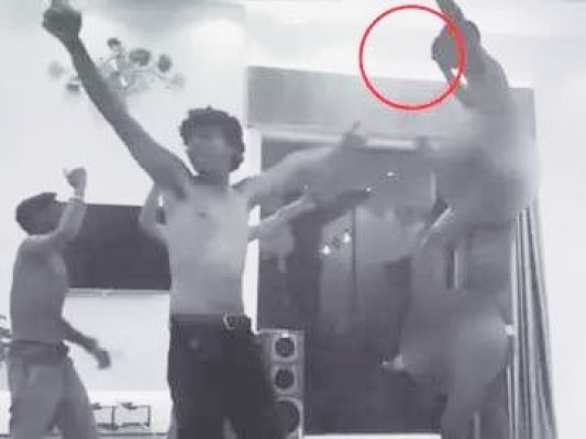 गैंगस्टर के गाने पर चाकू लेकर नाचते दो नाबालिग पुलिस पकड़ में, समझाइश दी