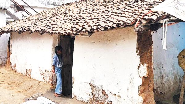 जर्जर कच्ची आंगनबाड़ी, बच्चों की सुरक्षा पर मंडरा रहा संकट