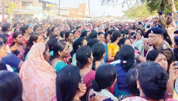 आंगनबाड़ी कार्यकर्ता-सहायिका संघ ने निकाली रैली, सौंपा मांगपत्र