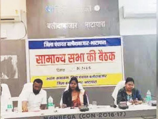 अफसरों की गैरहाजिरी पर भाजपा के जिपं सदस्यों ने बोला हमला