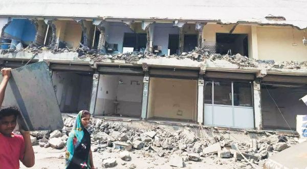 लालपुर में सरकारी भूमि पर कॉम्प्लेक्स निगम ने चलाया बुलडोजर