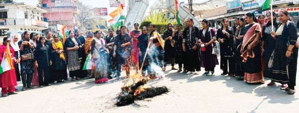 केंद्रीय मंत्री हरदीप सिंह के इस्तीफे की मांग, महिला कांग्रेस का प्रदर्शन, फूंका पुतला
