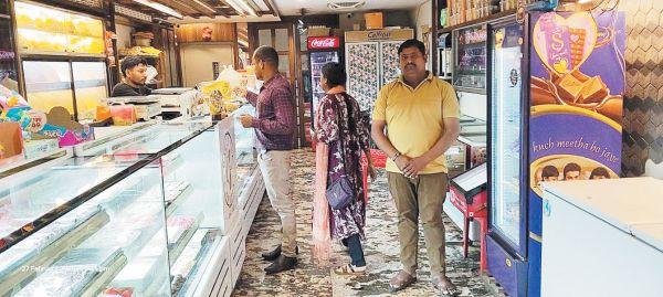 कई खाद्य दुकानों से नमूने लिए